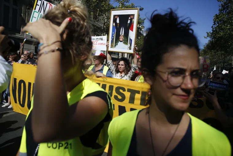 Kaos u Parizu: Policija suzavcem rastjerivala 'žute prsluke', deseci uhićenih