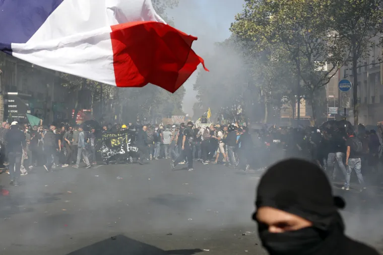 Kaos u Parizu: Policija suzavcem rastjerivala 'žute prsluke', deseci uhićenih