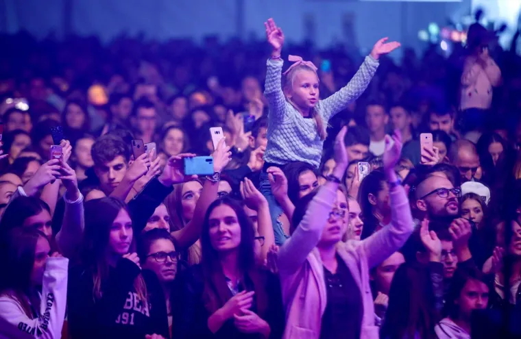 MAJA ŠUPUT 'ZAPALILA' PUBLIKU NA RUJANFESTU: U minijaturnoj haljinici pokazala gaćice