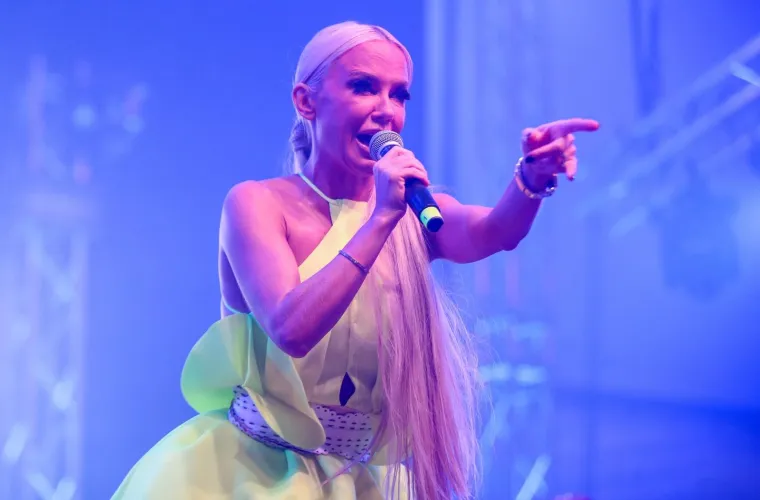 MAJA &Scaron;UPUT 'ZAPALILA' PUBLIKU NA RUJANFESTU: U minijaturnoj haljinici pokazala gaćice