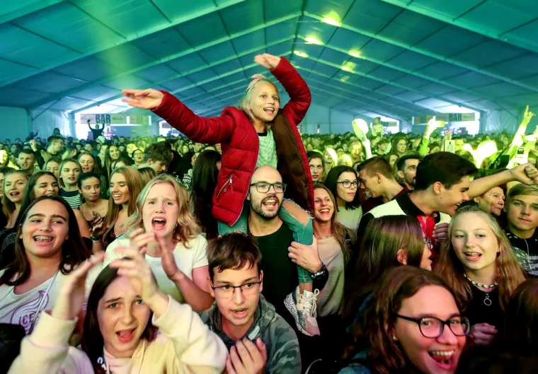 MAJA &Scaron;UPUT 'ZAPALILA' PUBLIKU NA RUJANFESTU: U minijaturnoj haljinici pokazala gaćice