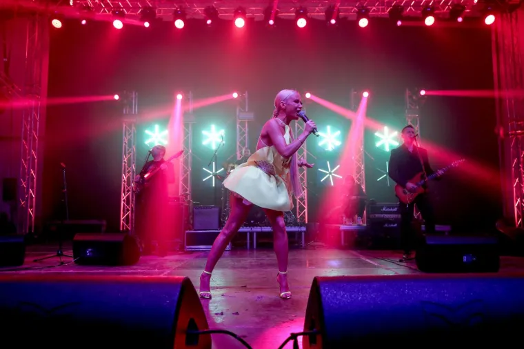 MAJA &Scaron;UPUT 'ZAPALILA' PUBLIKU NA RUJANFESTU: U minijaturnoj haljinici pokazala gaćice