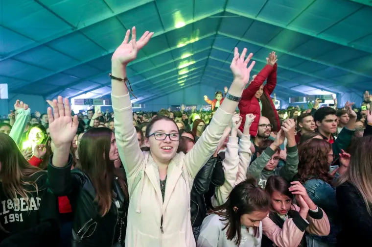 MAJA &Scaron;UPUT 'ZAPALILA' PUBLIKU NA RUJANFESTU: U minijaturnoj haljinici pokazala gaćice
