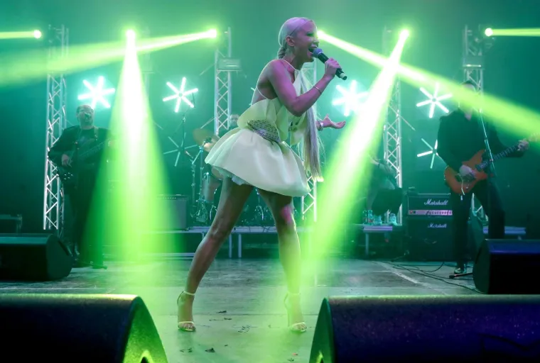 MAJA &Scaron;UPUT 'ZAPALILA' PUBLIKU NA RUJANFESTU: U minijaturnoj haljinici pokazala gaćice