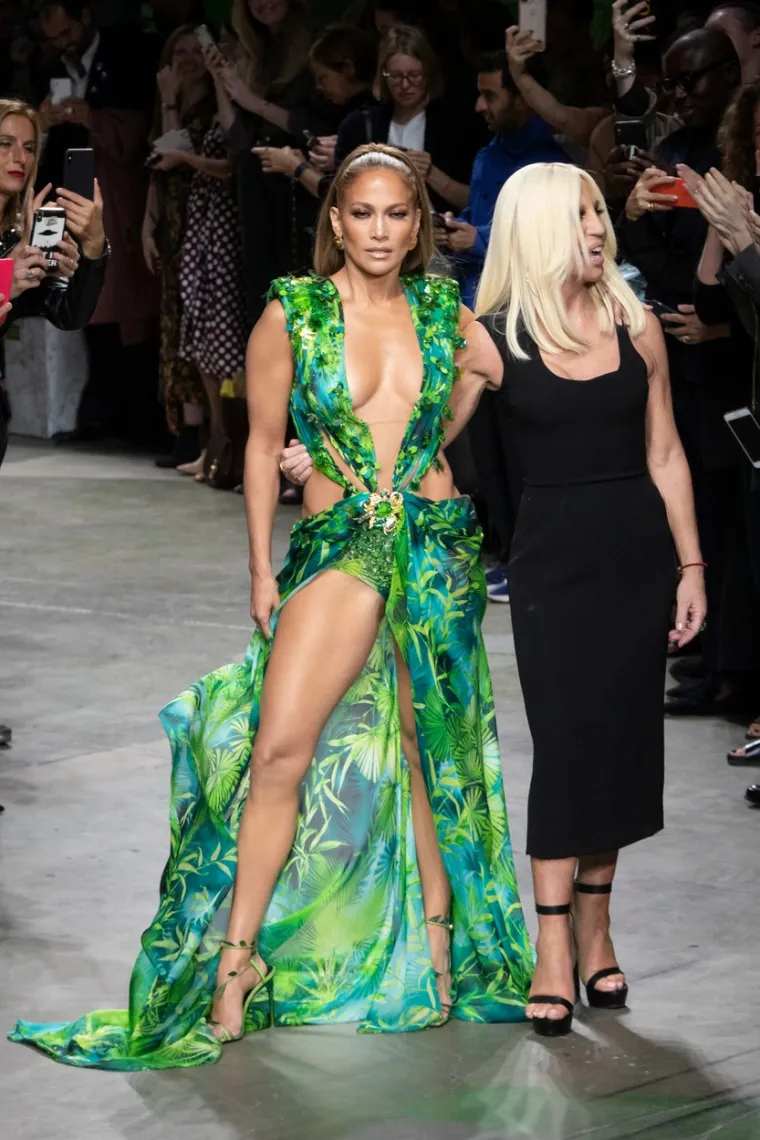 ŽARI I PALI I U PEDESETOJ: Jennifer Lopez na pisti se pojavila u ma&scaron;tovitoj kreaciji koja ostavlja bez daha