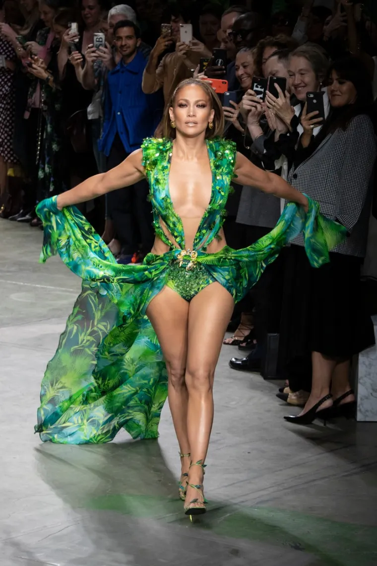 ŽARI I PALI I U PEDESETOJ: Jennifer Lopez na pisti se pojavila u ma&scaron;tovitoj kreaciji koja ostavlja bez daha