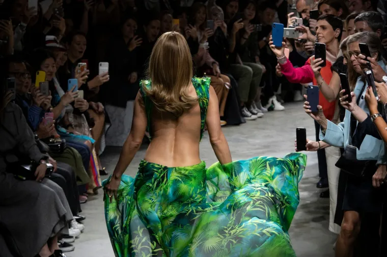 ŽARI I PALI I U PEDESETOJ: Jennifer Lopez na pisti se pojavila u ma&scaron;tovitoj kreaciji koja ostavlja bez daha