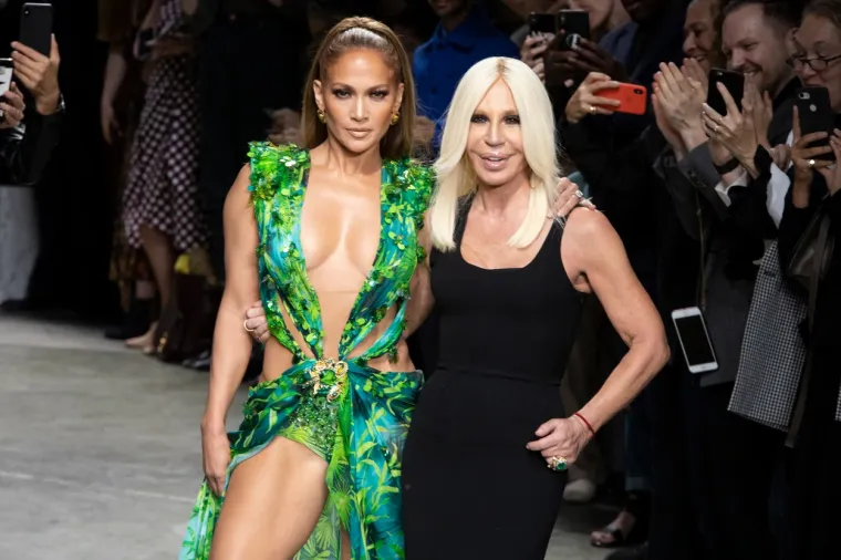 ŽARI I PALI I U PEDESETOJ: Jennifer Lopez na pisti se pojavila u ma&scaron;tovitoj kreaciji koja ostavlja bez daha