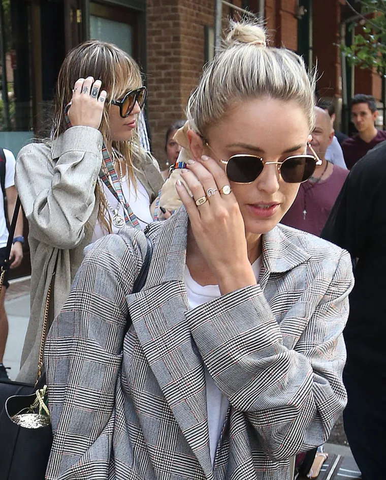 Prema pisanju magazina People, pjevačica Miley Cyrus i blogerica Kaitlynn Carter prekinule su nakon samo mjesec dana veze. Glazbenica (26) i bivša supruga (31) Brodyja Jennera ostale su u dobrim odnosima, iako više nisu u ljubavnoj vezi.
