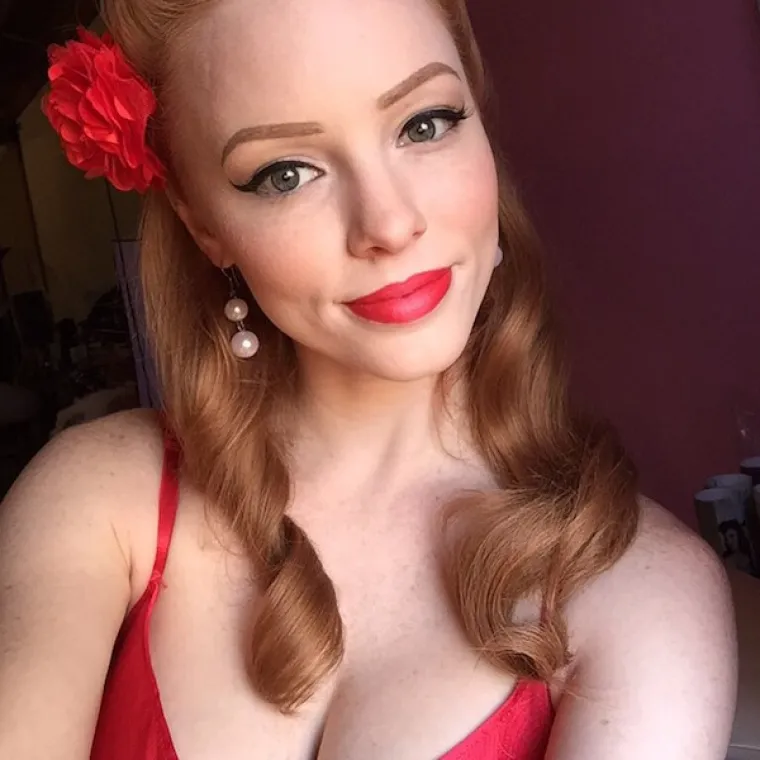 VRUĆE FOTOGRAFIJE FATALNE CRVENOKOSE VRATIT ĆE VAS U PRO&Scaron;LOST: Predivne oči zadnje su &scaron;to ćete primijetiti