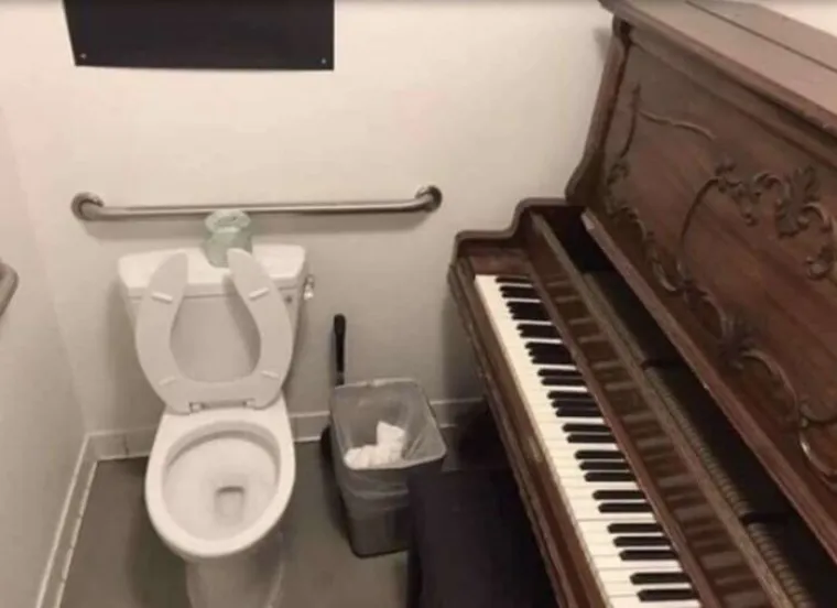 Naravno da postoji Facebook stranica koja sakuplja WC-ove s "prijetećim aurama", jer zašto ne bi postojala?