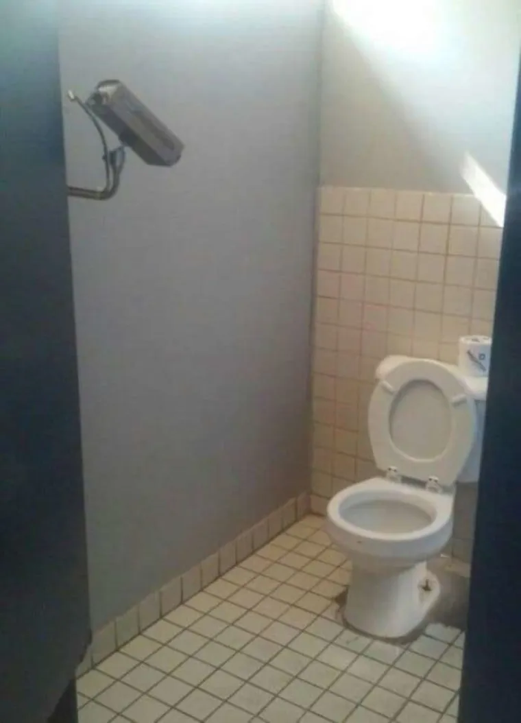 Naravno da postoji Facebook stranica koja sakuplja WC-ove s "prijetećim aurama", jer za&scaron;to ne bi postojala?