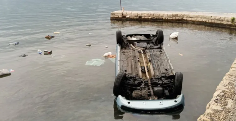 Drama u Zadru: S Fiatom Puntom sletio u more. Posjetitelji kafića herojski ga izvukli iz auta