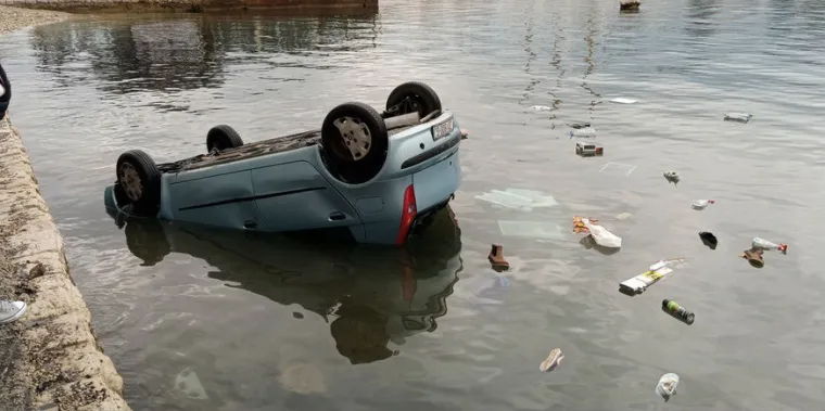 Drama u Zadru: S Fiatom Puntom sletio u more. Posjetitelji kafića herojski ga izvukli iz auta