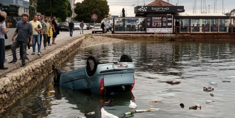 Drama u Zadru: S Fiatom Puntom sletio u more. Posjetitelji kafića herojski ga izvukli iz auta
