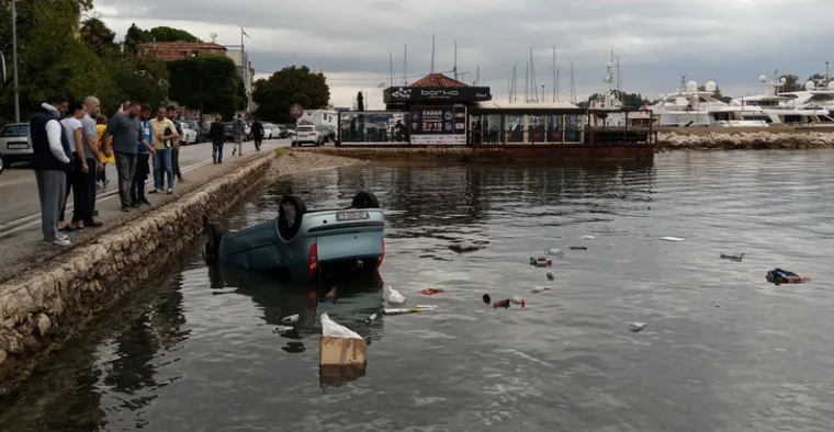 Drama u Zadru: S Fiatom Puntom sletio u more. Posjetitelji kafića herojski ga izvukli iz auta