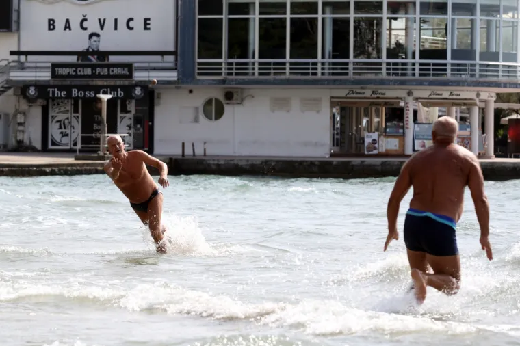 Ki&scaron;a pada, hladno vam je? Onda će vam ove fotke s popularne splitske plaže danas biti nestvarne