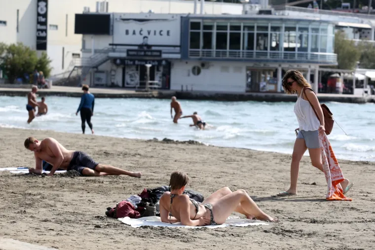 Ki&scaron;a pada, hladno vam je? Onda će vam ove fotke s popularne splitske plaže danas biti nestvarne