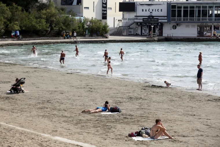 Ki&scaron;a pada, hladno vam je? Onda će vam ove fotke s popularne splitske plaže danas biti nestvarne