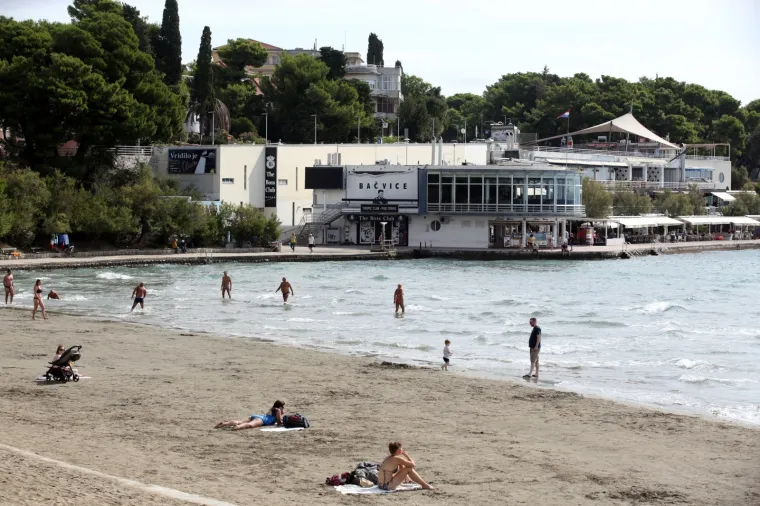 Ki&scaron;a pada, hladno vam je? Onda će vam ove fotke s popularne splitske plaže danas biti nestvarne