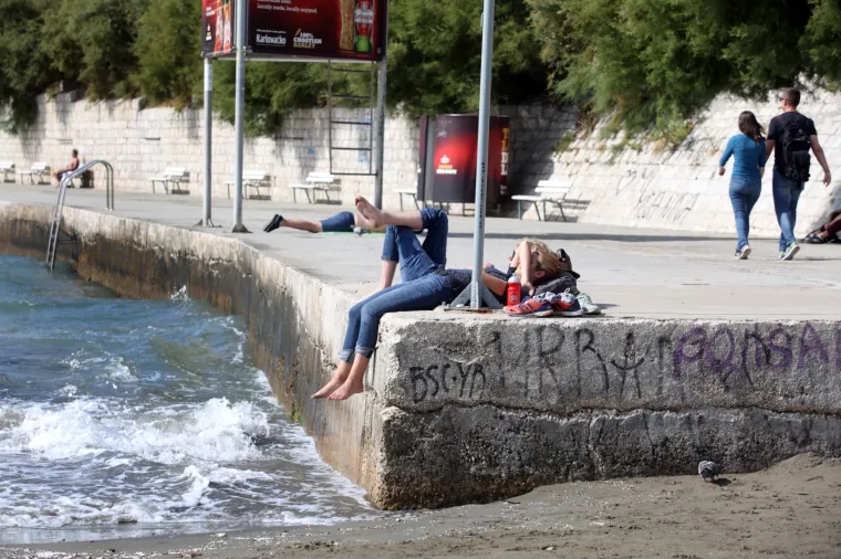 Ki&scaron;a pada, hladno vam je? Onda će vam ove fotke s popularne splitske plaže danas biti nestvarne