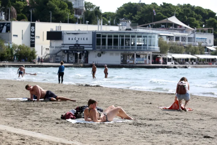 Ki&scaron;a pada, hladno vam je? Onda će vam ove fotke s popularne splitske plaže danas biti nestvarne