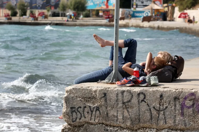 Ki&scaron;a pada, hladno vam je? Onda će vam ove fotke s popularne splitske plaže danas biti nestvarne