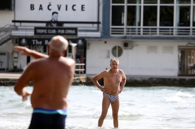 Ki&scaron;a pada, hladno vam je? Onda će vam ove fotke s popularne splitske plaže danas biti nestvarne