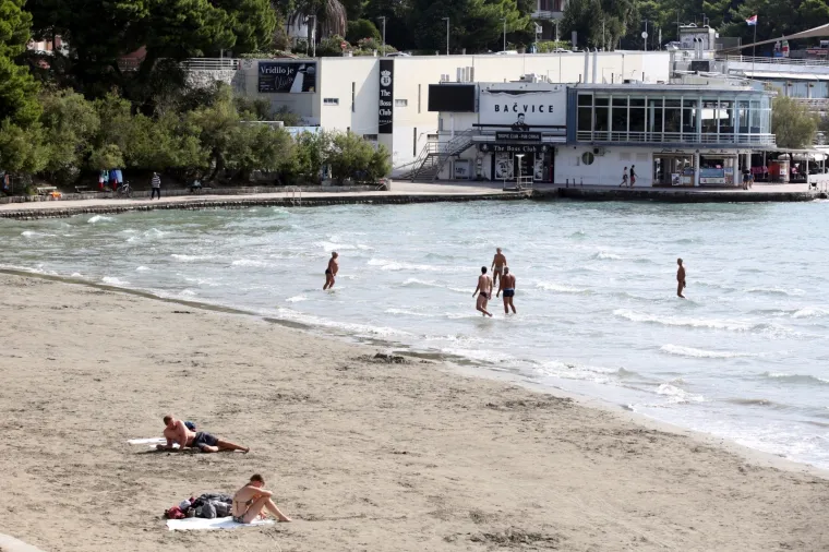 Ki&scaron;a pada, hladno vam je? Onda će vam ove fotke s popularne splitske plaže danas biti nestvarne