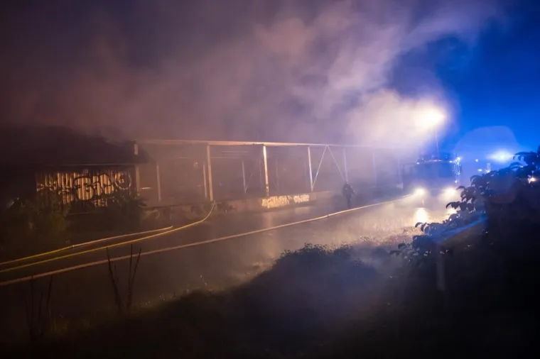 Kaos u Zagrebu: Požar na Zapadnom kolodvoru, potopljeni podvožnjaci i ceste, velike gužve...