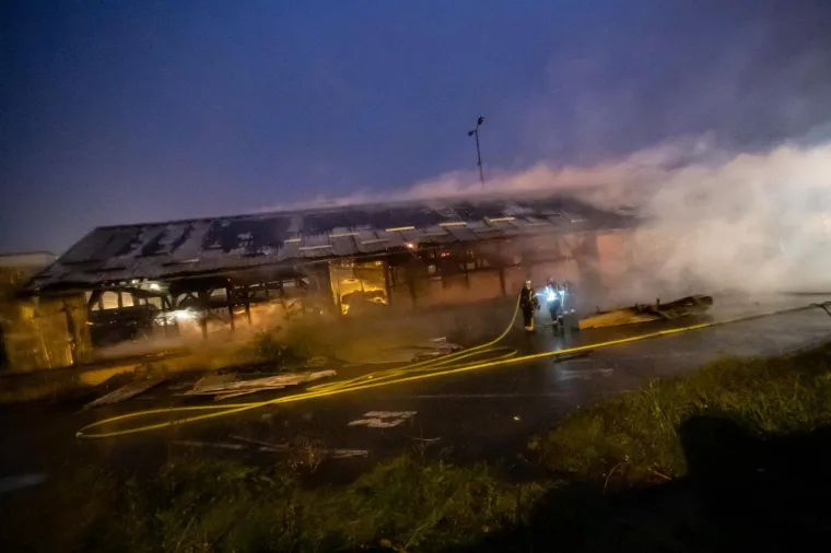 Kaos u Zagrebu: Požar na Zapadnom kolodvoru, potopljeni podvožnjaci i ceste, velike gužve...