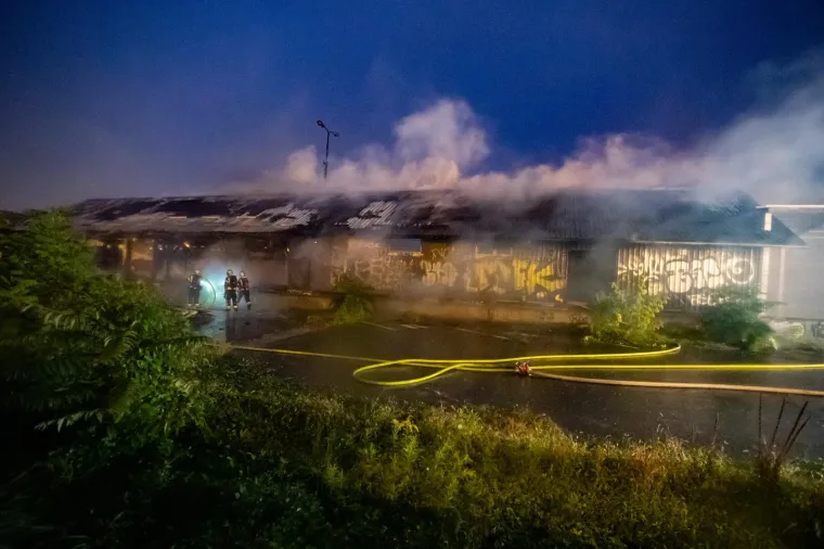 Kaos u Zagrebu: Požar na Zapadnom kolodvoru, potopljeni podvožnjaci i ceste, velike gužve...