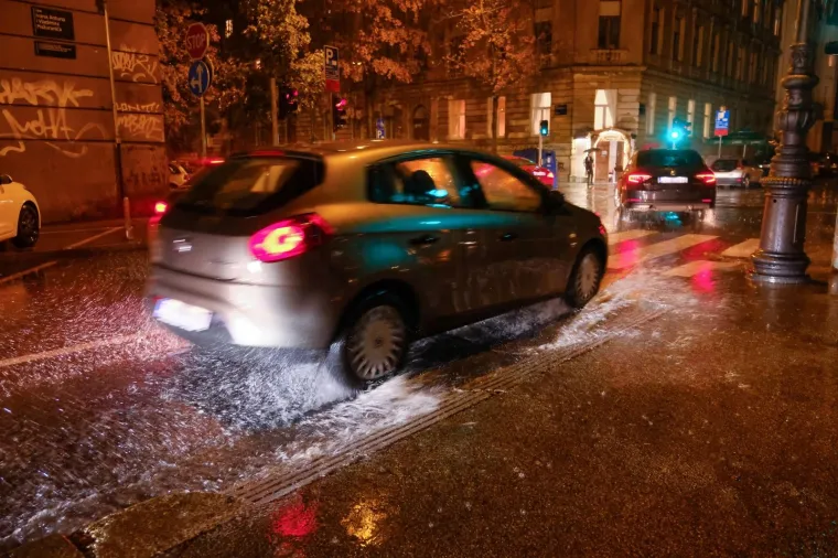 Kaos u Zagrebu: Požar na Zapadnom kolodvoru, potopljeni podvožnjaci i ceste, velike gužve...