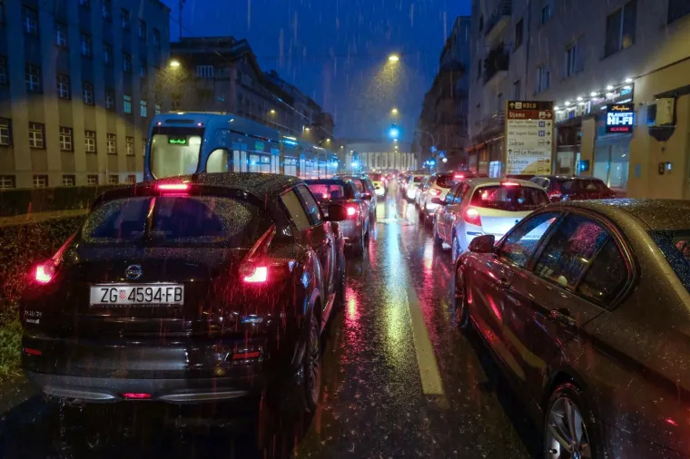 Kaos u Zagrebu: Požar na Zapadnom kolodvoru, potopljeni podvožnjaci i ceste, velike gužve...