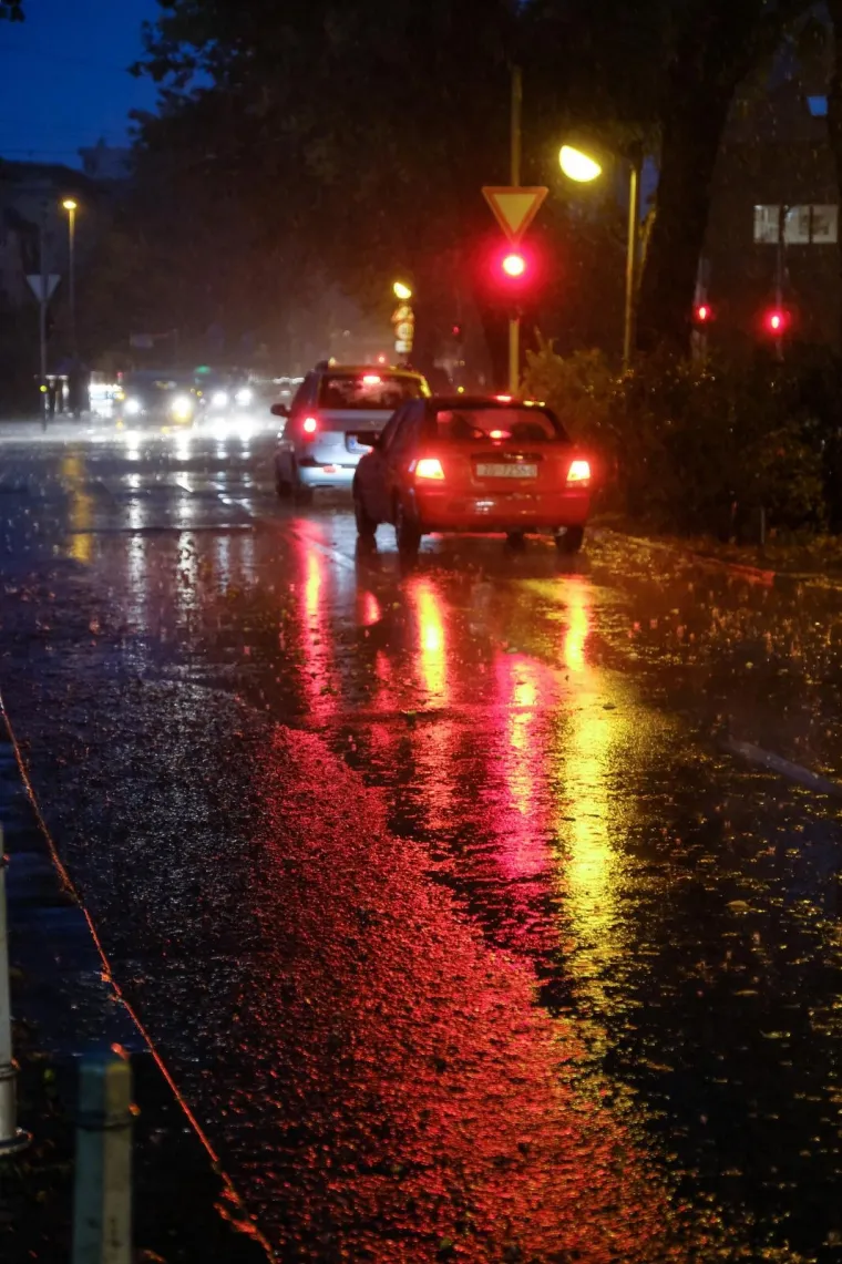 Kaos u Zagrebu: Požar na Zapadnom kolodvoru, potopljeni podvožnjaci i ceste, velike gužve...