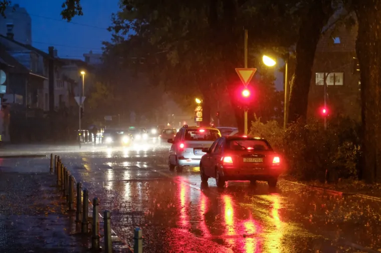 Kaos u Zagrebu: Požar na Zapadnom kolodvoru, potopljeni podvožnjaci i ceste, velike gužve...