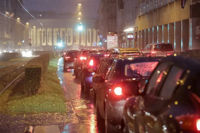 Kaos u Zagrebu: Požar na Zapadnom kolodvoru, potopljeni podvožnjaci i ceste, velike gužve...