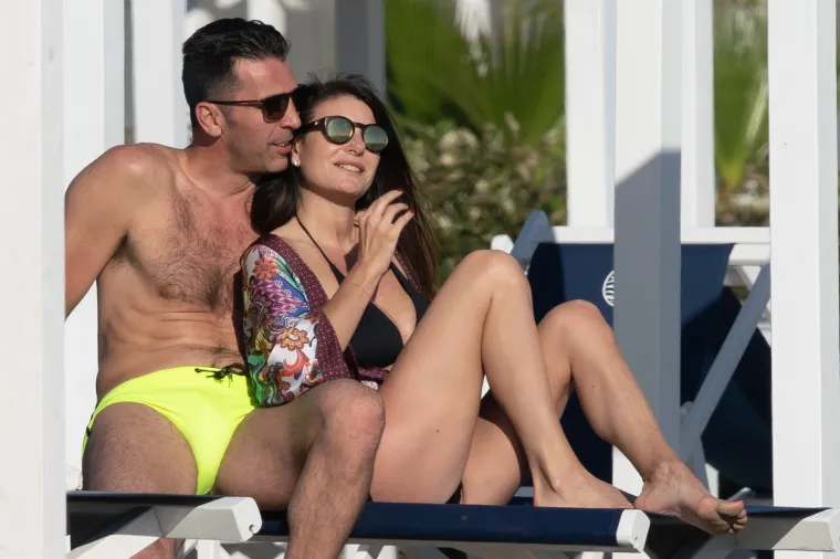 PAPARAZZI TAJNO SNIMILI VRUĆU TALIJANSKU VODITELJICU I BUFFONA: Evo što mu je radila na plaži