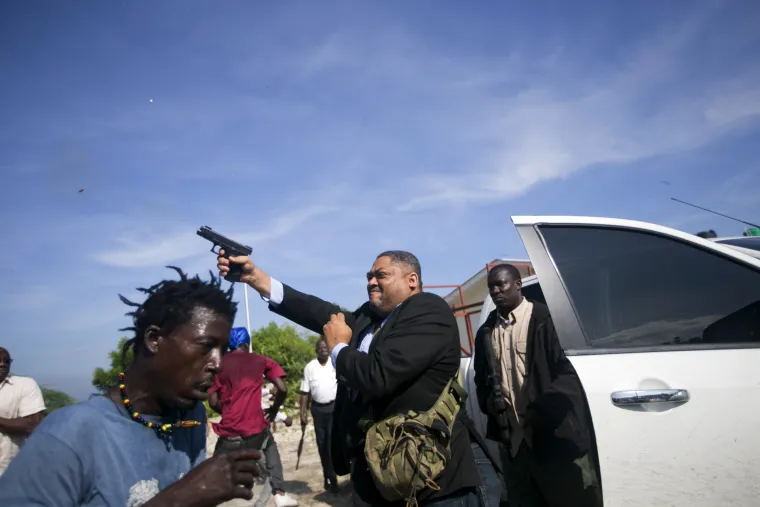 Situacija izmakla kontroli: Političar uzeo pištolj i pucao na ljude, ranio fotoreportera
