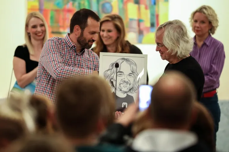 'Kronika hrvatske gluposti' u Mimari: Otvorena izbložba Nika Titanika povodom 25 godina karijere