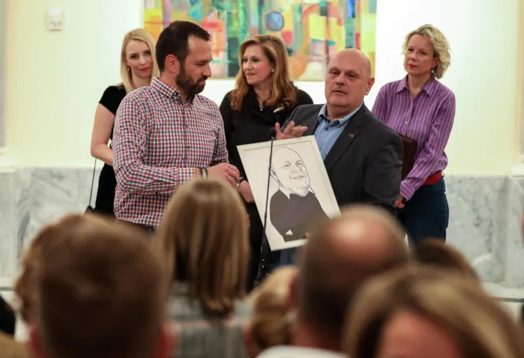 'Kronika hrvatske gluposti' u Mimari: Otvorena izbložba Nika Titanika povodom 25 godina karijere