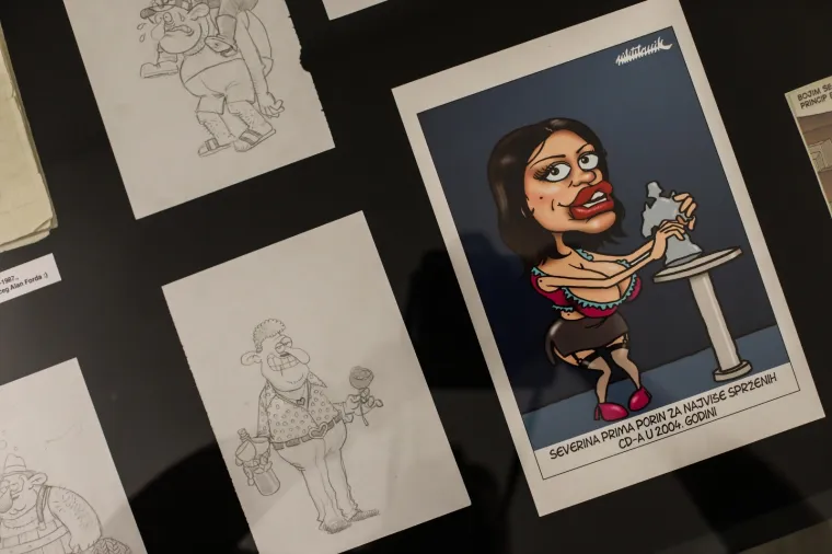 'Kronika hrvatske gluposti' u Mimari: Otvorena izbložba Nika Titanika povodom 25 godina karijere