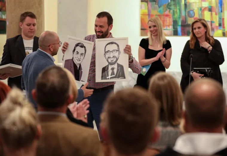 'Kronika hrvatske gluposti' u Mimari: Otvorena izbložba Nika Titanika povodom 25 godina karijere