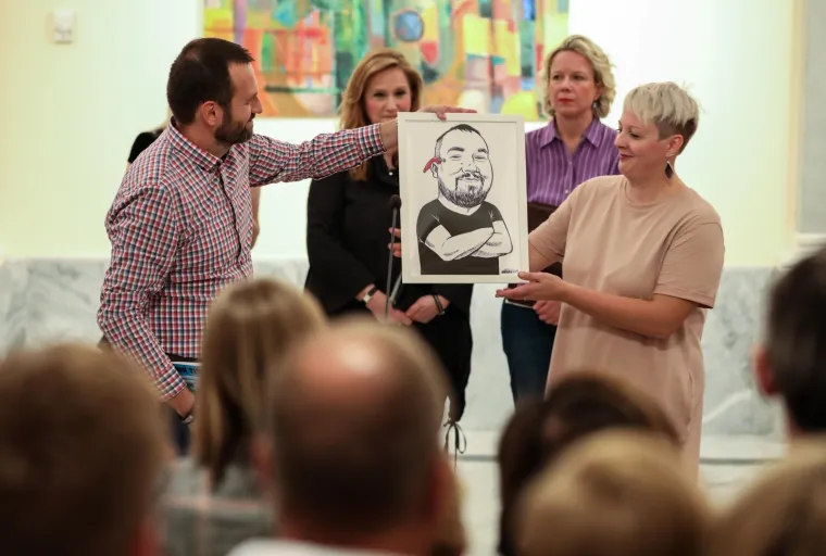 'Kronika hrvatske gluposti' u Mimari: Otvorena izbložba Nika Titanika povodom 25 godina karijere