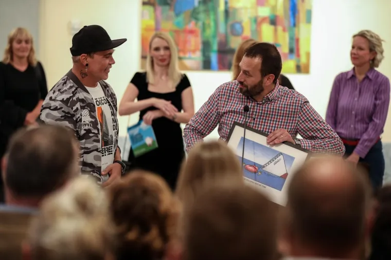 'Kronika hrvatske gluposti' u Mimari: Otvorena izbložba Nika Titanika povodom 25 godina karijere