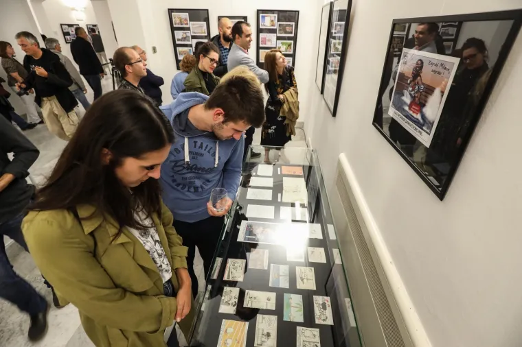 'Kronika hrvatske gluposti' u Mimari: Otvorena izbložba Nika Titanika povodom 25 godina karijere