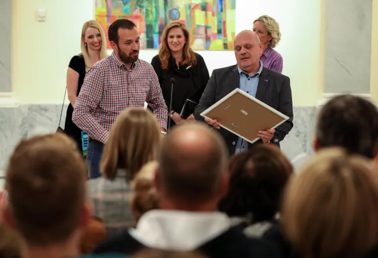 'Kronika hrvatske gluposti' u Mimari: Otvorena izbložba Nika Titanika povodom 25 godina karijere