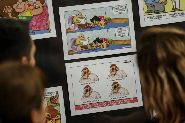 'Kronika hrvatske gluposti' u Mimari: Otvorena izbložba Nika Titanika povodom 25 godina karijere