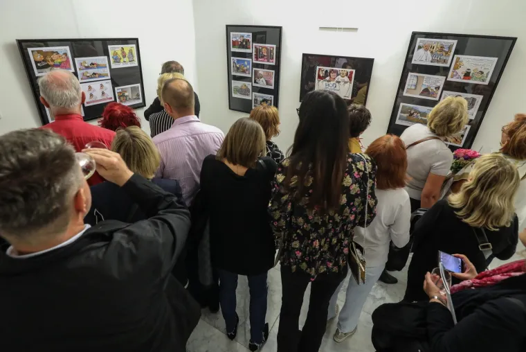 'Kronika hrvatske gluposti' u Mimari: Otvorena izbložba Nika Titanika povodom 25 godina karijere