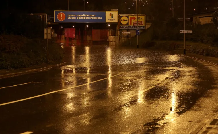 Kataklizma zbog ki&scaron;e u Zagrebu, stotine građana zvalo vatrogasce: Poplavljeni podrumi, stanovi, zatvorene ceste!